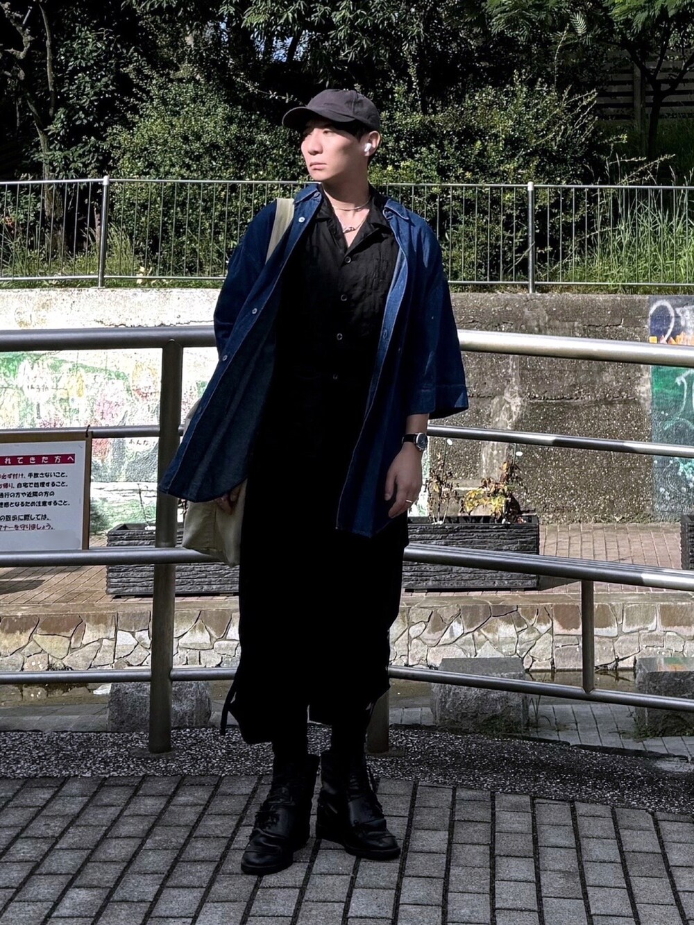 ブルー系のシャツ/ブラウス、ブラック系のシャツ/ブラウス、ベージュ系のメッセンジャーバッグを着用したメンズの秋コーディネートの2枚目の写真