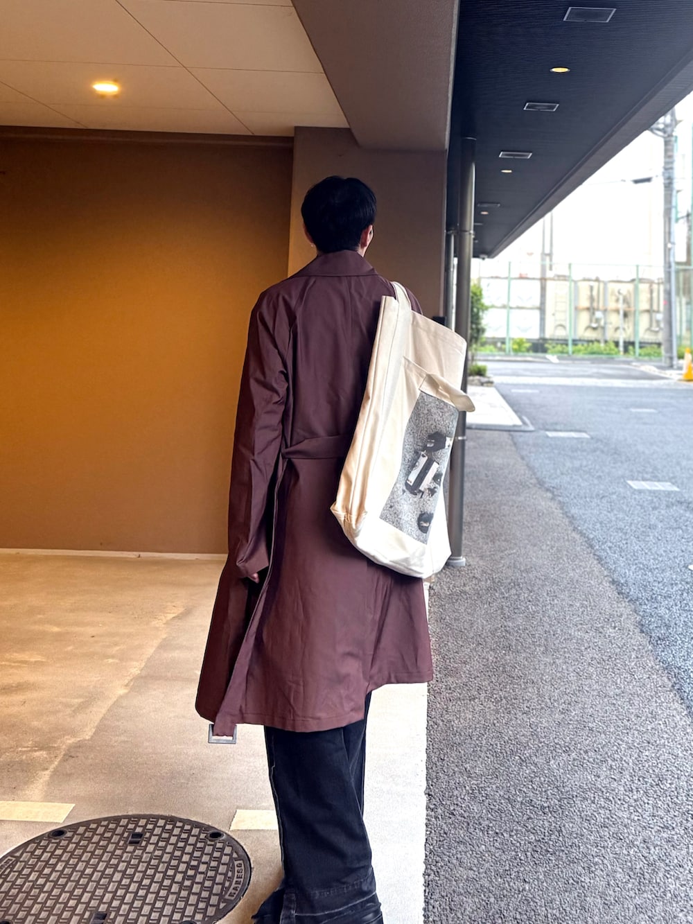 ブラウン系のトレンチコート、ブラウン系のテーラードジャケット、ブラック系のTシャツ/カットソーを着用したメンズの冬コーディネートの2枚目の写真