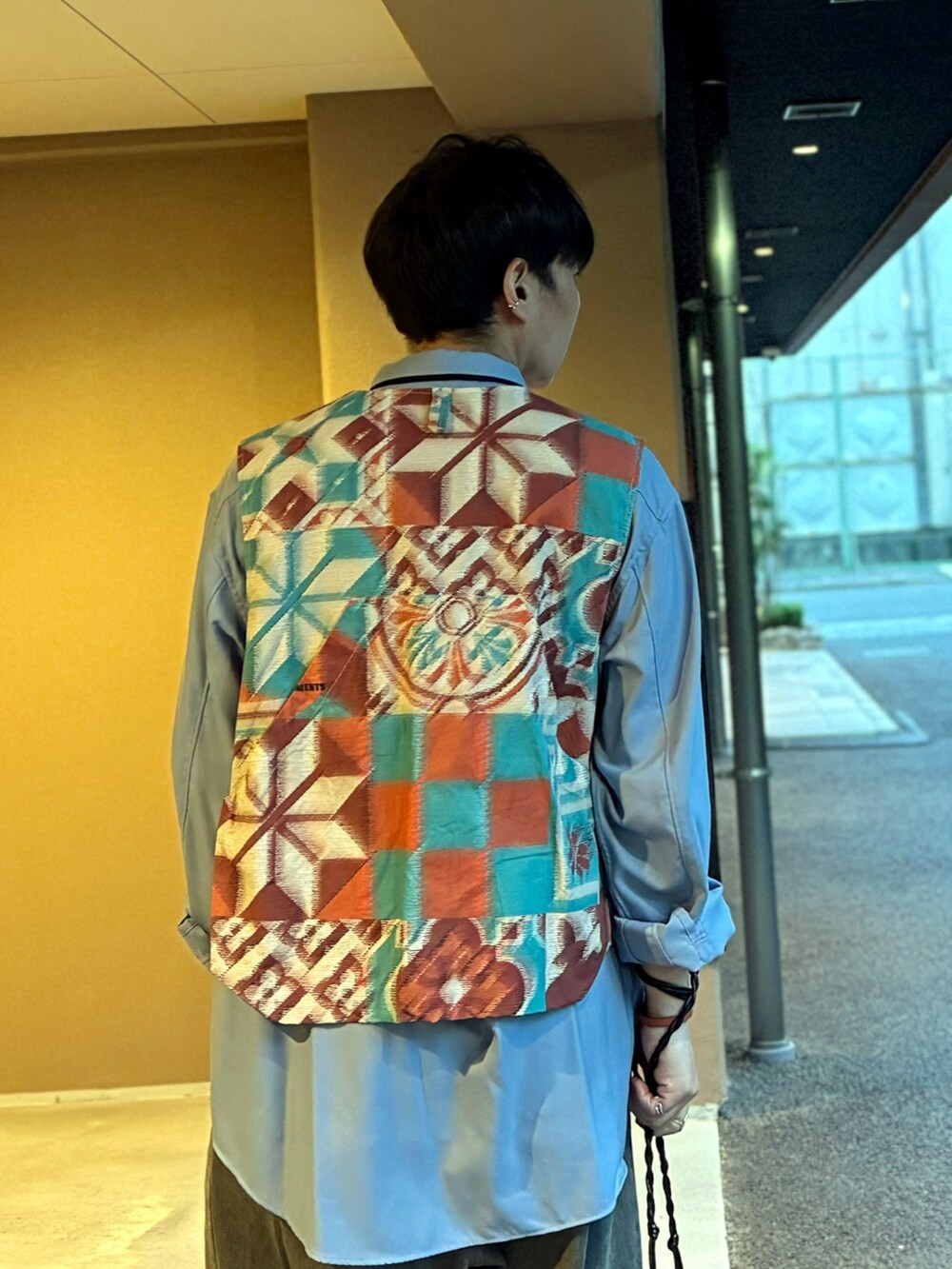 その他のベスト、ブルー系のシャツ/ブラウス、ブラック系のネクタイを着用したメンズの秋コーディネートの3枚目の写真