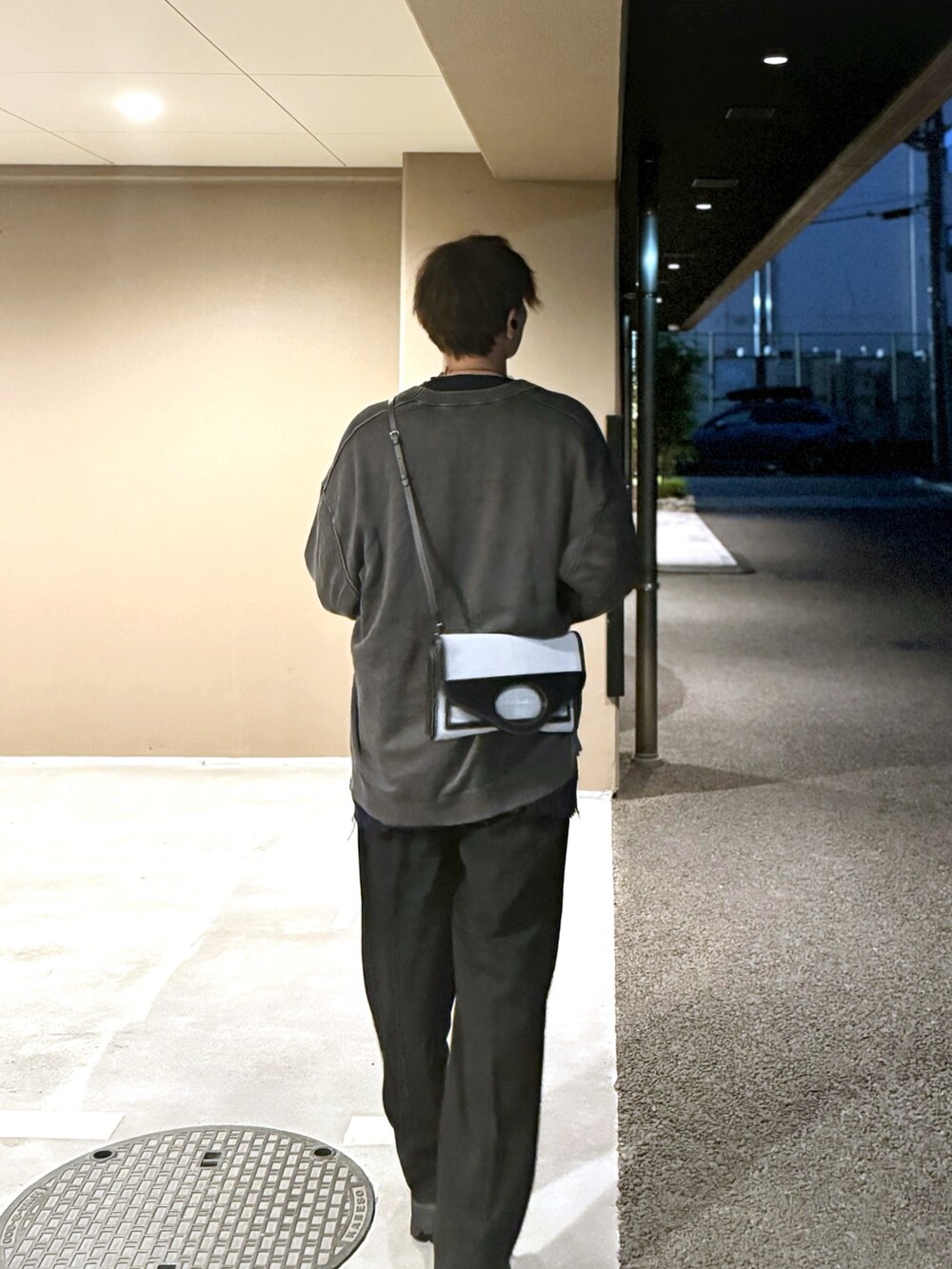 グレー系のカーディガン/ボレロ、その他のニット/セーター、ブラック系のスラックスを着用したメンズの春コーディネートの2枚目の写真