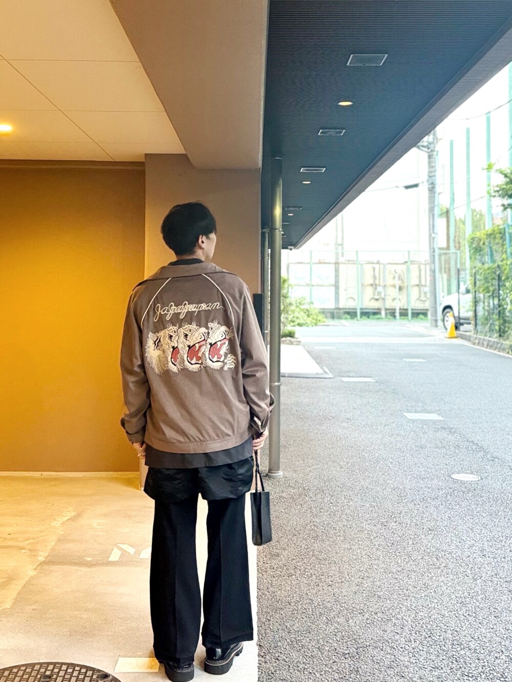 グレー系のジャケット/アウター、ブラック系のシャツ/ブラウス、ホワイト系のタンクトップを着用したメンズの秋コーディネートの2枚目の写真