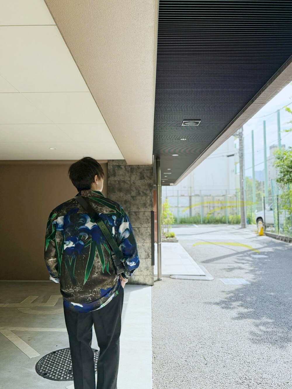 その他のシャツ/ブラウス、ブラック系のスラックス、ブラック系のタンクトップを着用したメンズの夏コーディネートの2枚目の写真