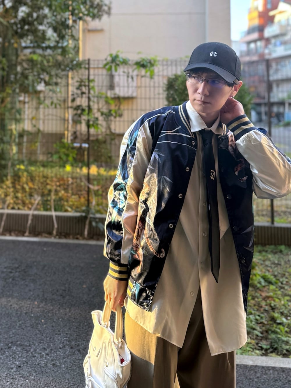 ブラック系のネクタイ、ホワイト系のシャツ/ブラウス、その他のスカジャンを着用したメンズの冬コーディネートの2枚目の写真