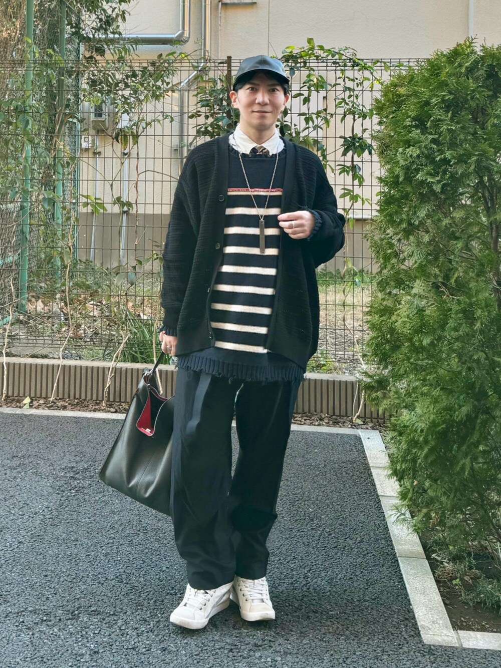 ホワイト系のシャツ/ブラウス、ブラック系のカーディガン/ボレロ、その他のニット/セーターを着用したメンズの春コーディネートの4枚目の写真