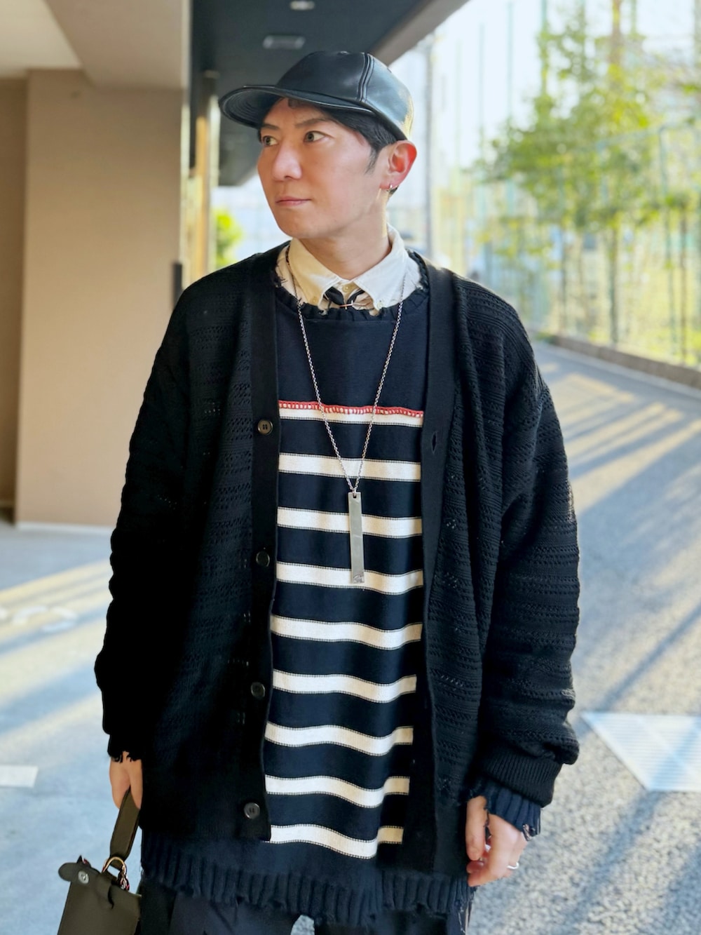 ホワイト系のシャツ/ブラウス、ブラック系のカーディガン/ボレロ、その他のニット/セーターを着用したメンズの春コーディネートの3枚目の写真