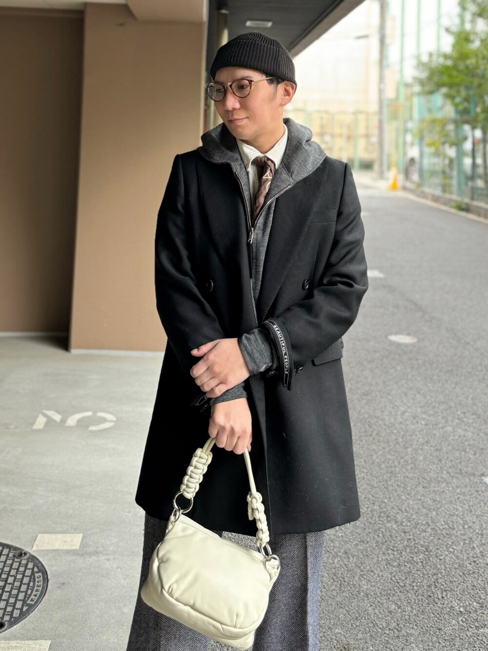 グレー系のパーカー、ホワイト系のショルダーバッグ、その他のスラックスを着用したメンズの春コーディネートの3枚目の写真