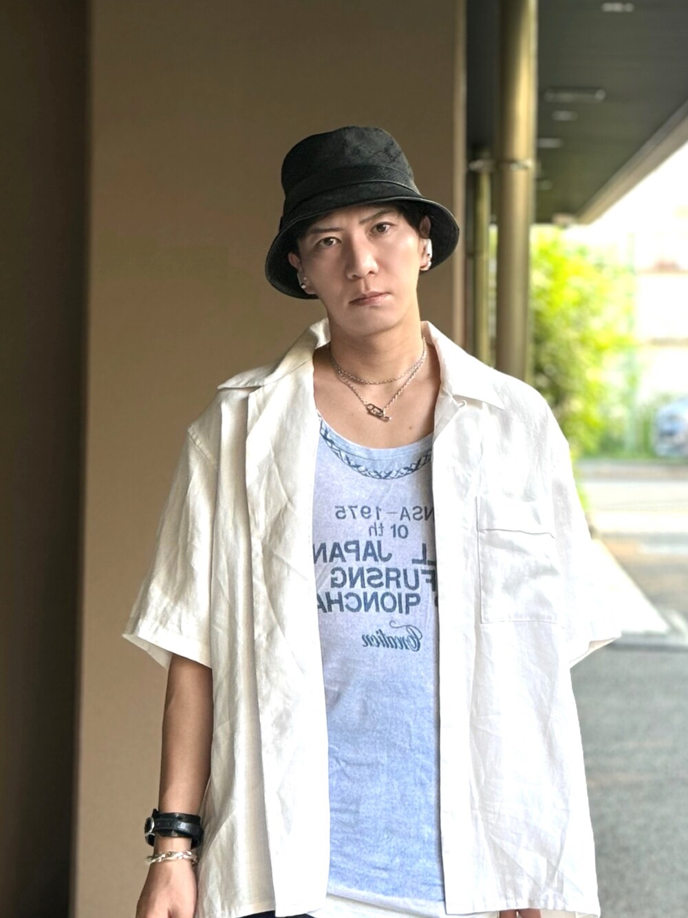 ホワイト系のシャツ/ブラウス、ブルー系のタンクトップ、ブルー系のカーゴパンツを着用したメンズの夏コーディネートの3枚目の写真