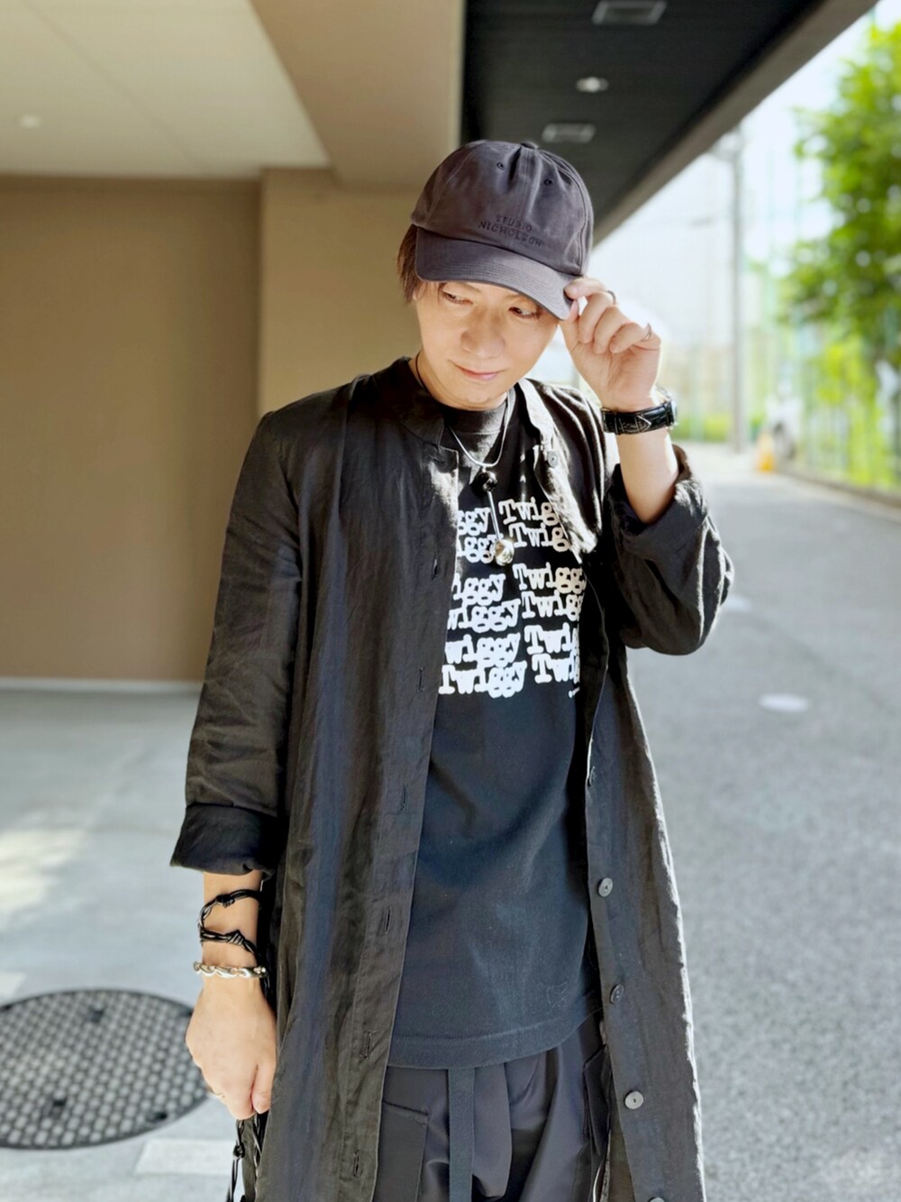 ブラック系のTシャツ/カットソー、ブラック系のシャツワンピース、ブラック系のその他パンツを着用したメンズの夏コーディネートの2枚目の写真