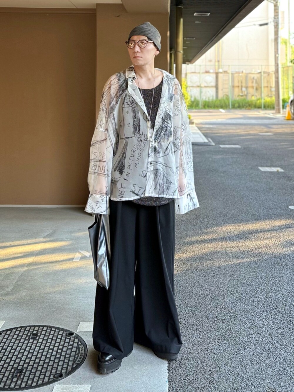 ブラック系のタンクトップ、ブラック系のシャツ/ブラウス、シルバー系のトートバッグを着用したメンズの夏コーディネートの4枚目の写真