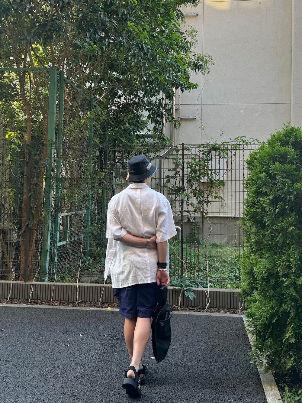 ホワイト系のシャツ/ブラウス、ブルー系のタンクトップ、ブルー系のカーゴパンツを着用したメンズの夏コーディネートの2枚目の写真