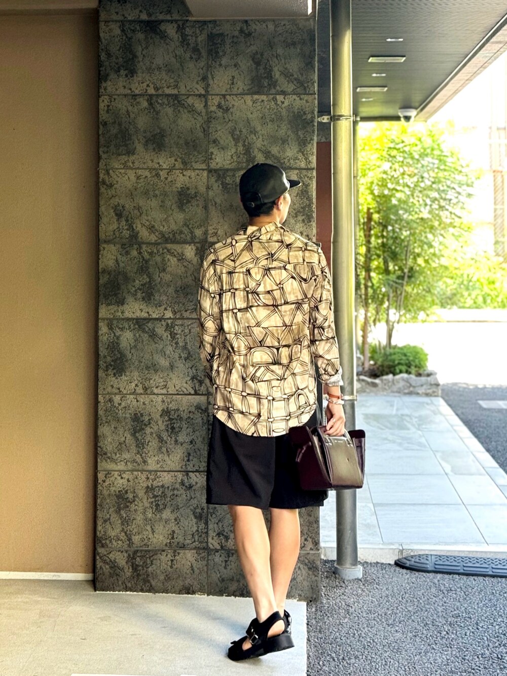 「キャップ、秋服準備はじめました、アウトドアスタイル、ブラウン、淡色コーデ、柄シャツ、シャツスタイル、レイヤードスタイル、ハーフパンツ、シャツ、秋コーデ、スポーツミックス、韓国ファッション、GUコーデ、プチプラコーデ」｜「KIJIMA TAKAYUKIの【KIJIMA TAKAYUKI/キジマタカユキ】SHEEP LEATHER 6PANEL CAP/シープレザー6パネルキャップ（キャップ、ブラック系）」を使った、yasuさん（メンズ・172cm）の秋コーディネートの2枚目の写真