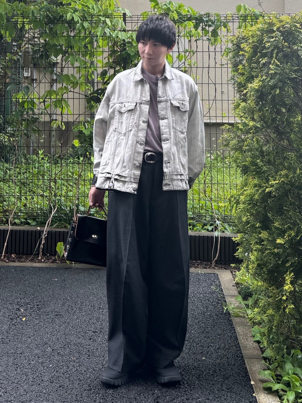 ホワイト系のデニムジャケット、グレー系のTシャツ/カットソー、ブラック系のハンドバッグを着用したメンズの春コーディネートの4枚目の写真