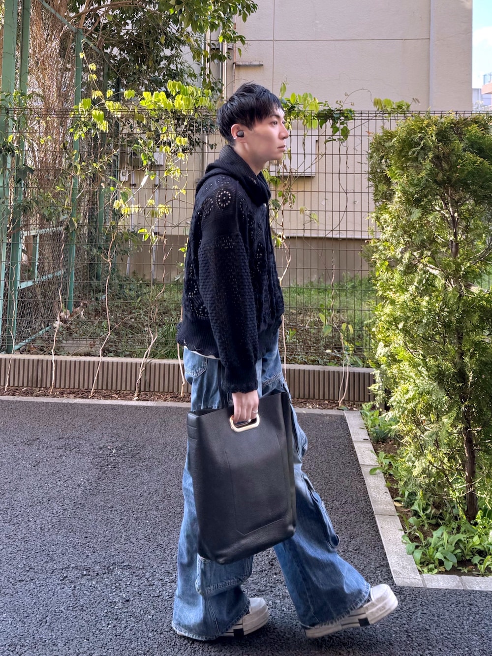 ブラック系のその他トップス、ホワイト系のトップス、ブラック系のトートバッグを着用したメンズの春コーディネートの2枚目の写真