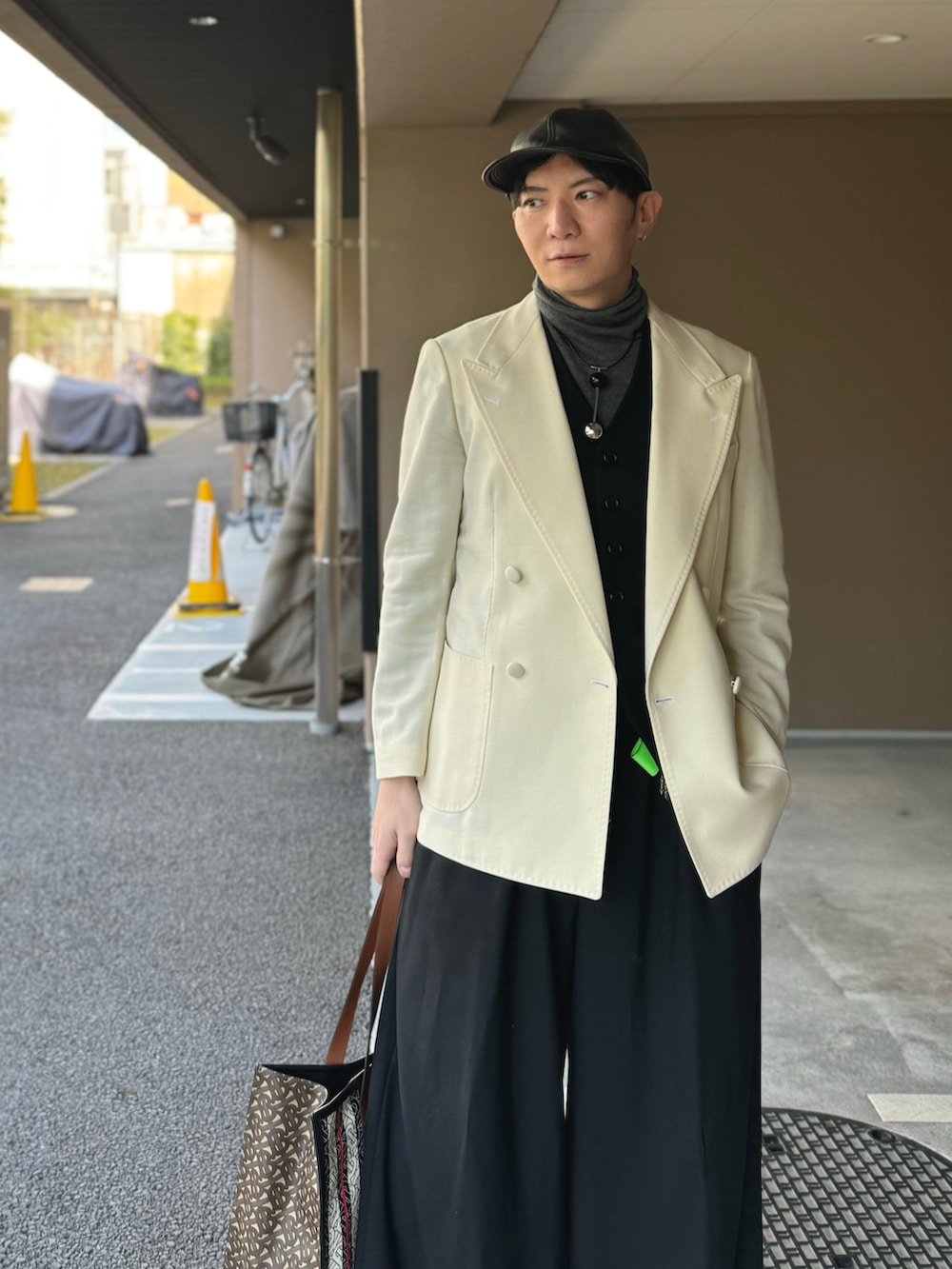 グレー系のTシャツ/カットソー、ホワイト系のテーラードジャケット、ブラック系のスラックスを着用したメンズの冬コーディネートの3枚目の写真