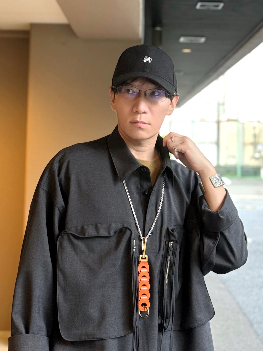 ブラック系のシャツ/ブラウス、ブラック系のハンドバッグ、その他のその他パンツを着用したメンズの秋コーディネートの3枚目の写真