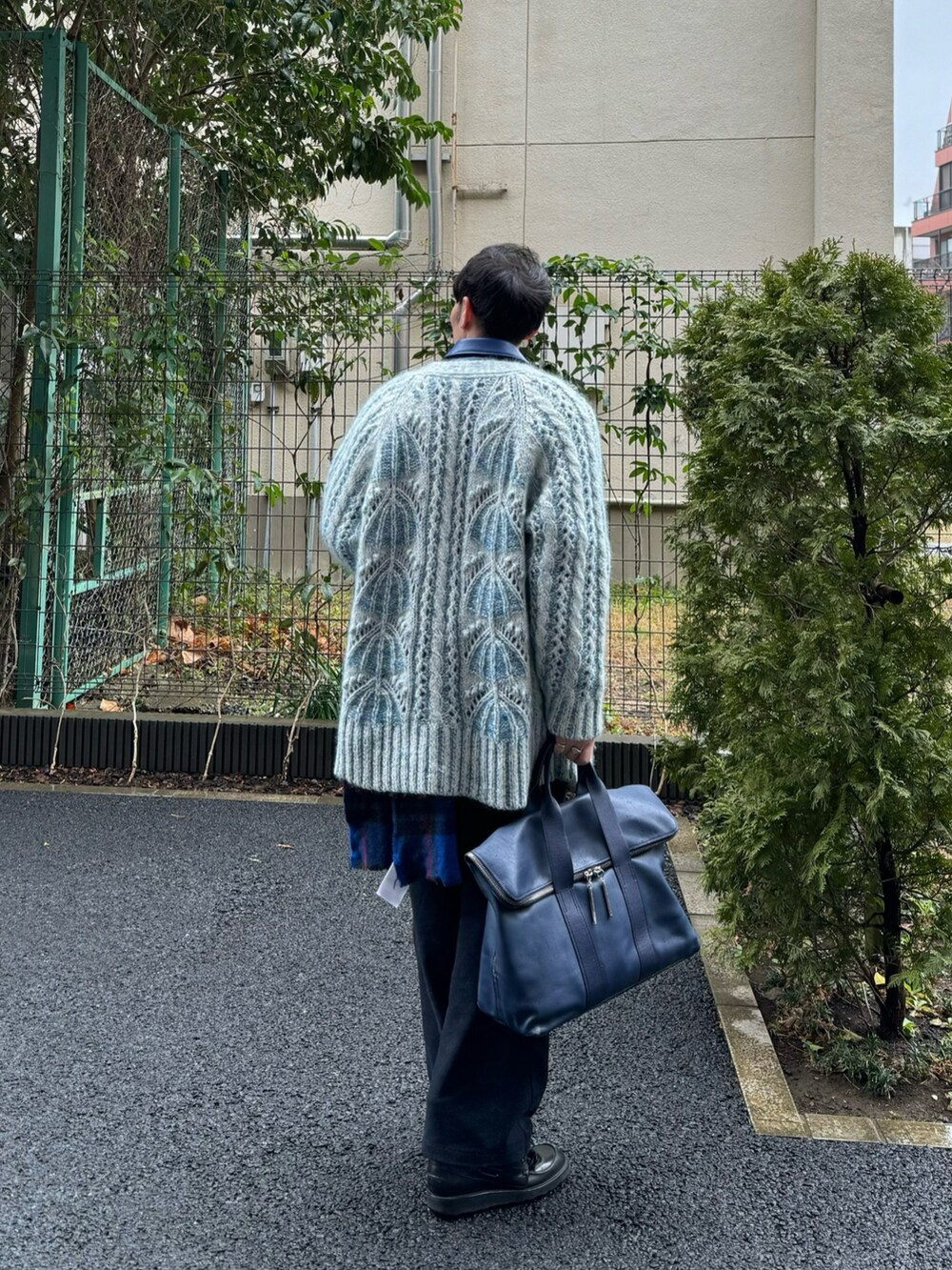 ブルー系のライダースジャケット、ブルー系のカーディガン/ボレロ、ブルー系のその他パンツを着用したメンズの冬コーディネートの2枚目の写真