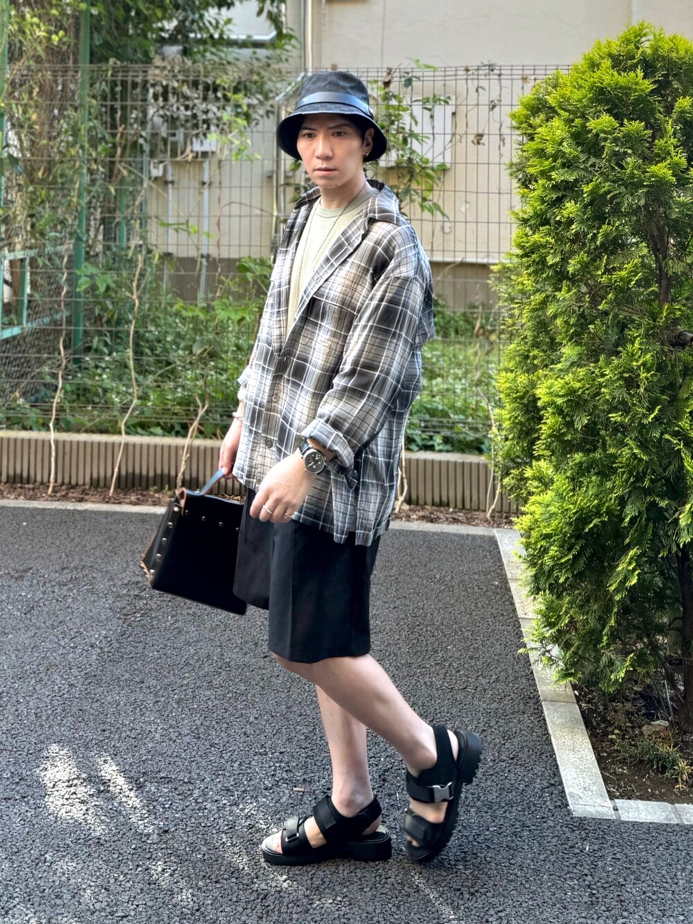 グレー系のシャツ/ブラウス、ブラック系のその他パンツ、ホワイト系のTシャツ/カットソーを着用したメンズの夏コーディネートの2枚目の写真