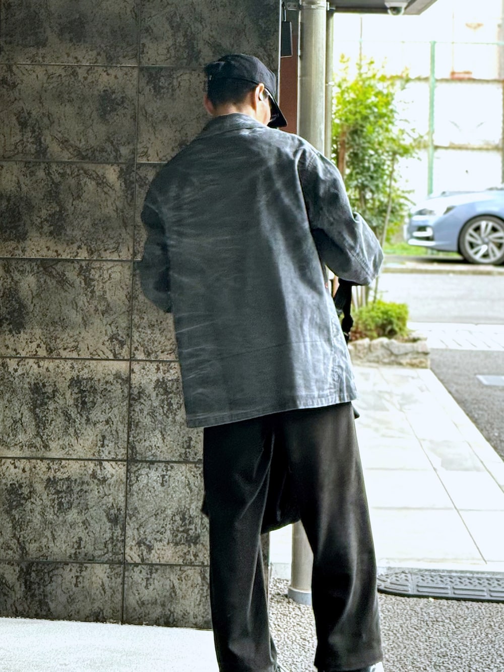 グレー系のジャケット/アウター、グリーン系のパンツ、ブラック系のスニーカーを着用したメンズの春コーディネートの2枚目の写真