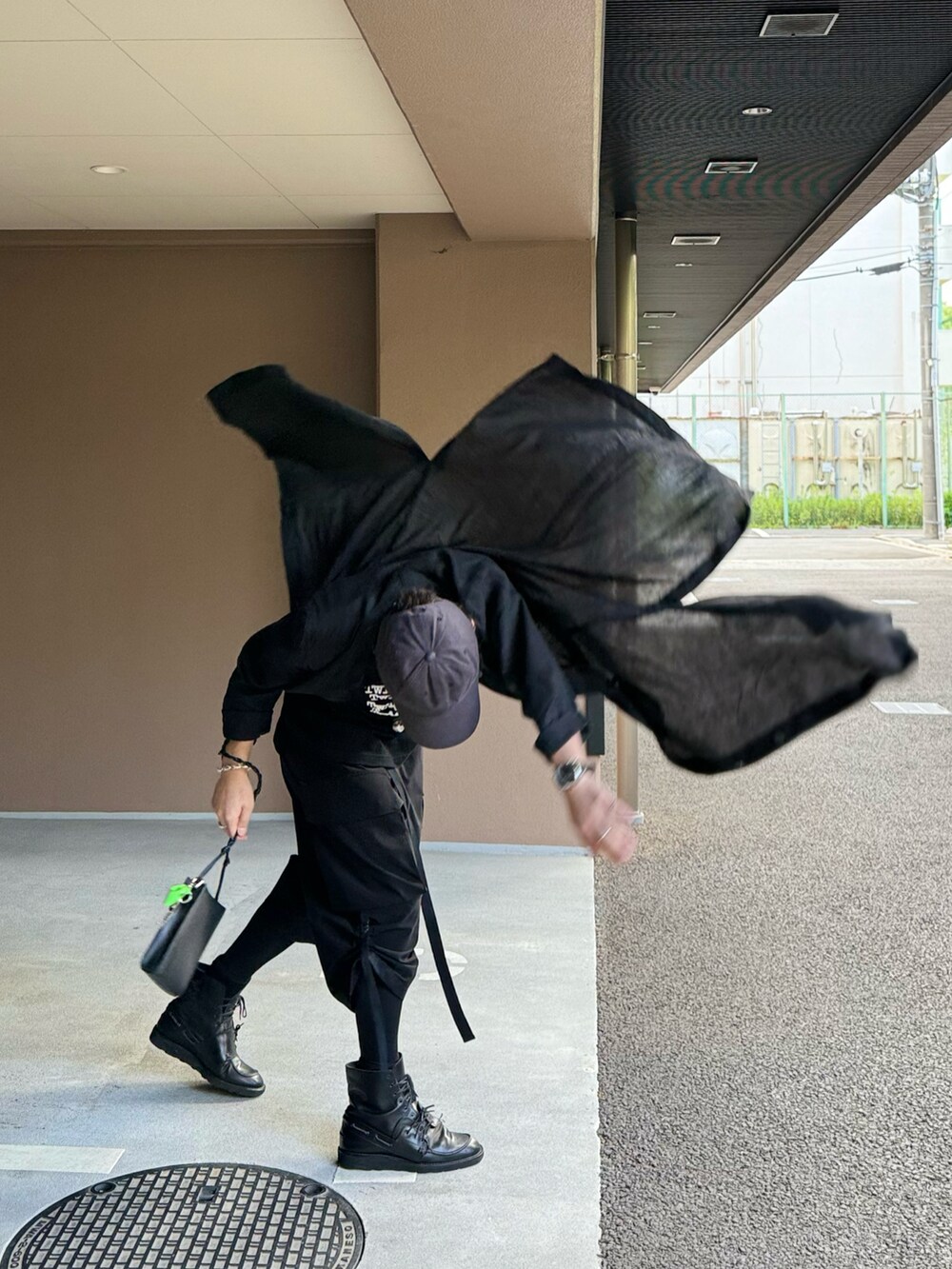 ブラック系のTシャツ/カットソー、ブラック系のシャツワンピース、ブラック系のその他パンツを着用したメンズの夏コーディネートの3枚目の写真