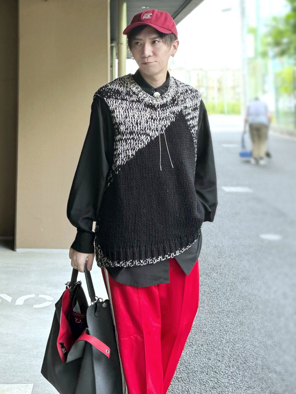 ブラック系のシャツ/ブラウス、ブラック系のベスト、グレー系のバッグを着用したメンズの春コーディネートの3枚目の写真