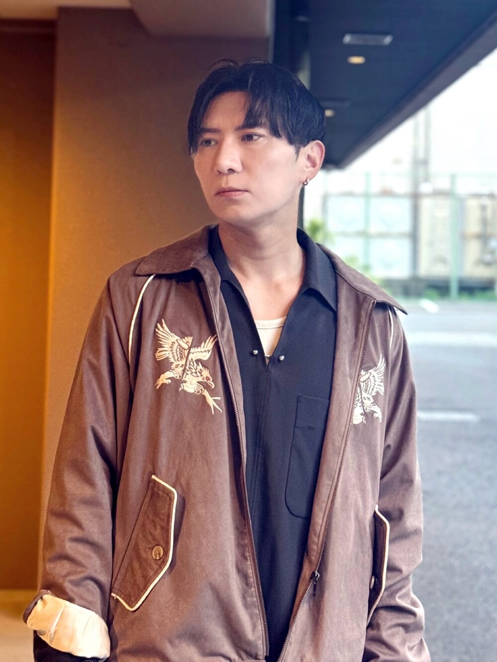 グレー系のジャケット/アウター、ブラック系のシャツ/ブラウス、ホワイト系のタンクトップを着用したメンズの秋コーディネートの3枚目の写真