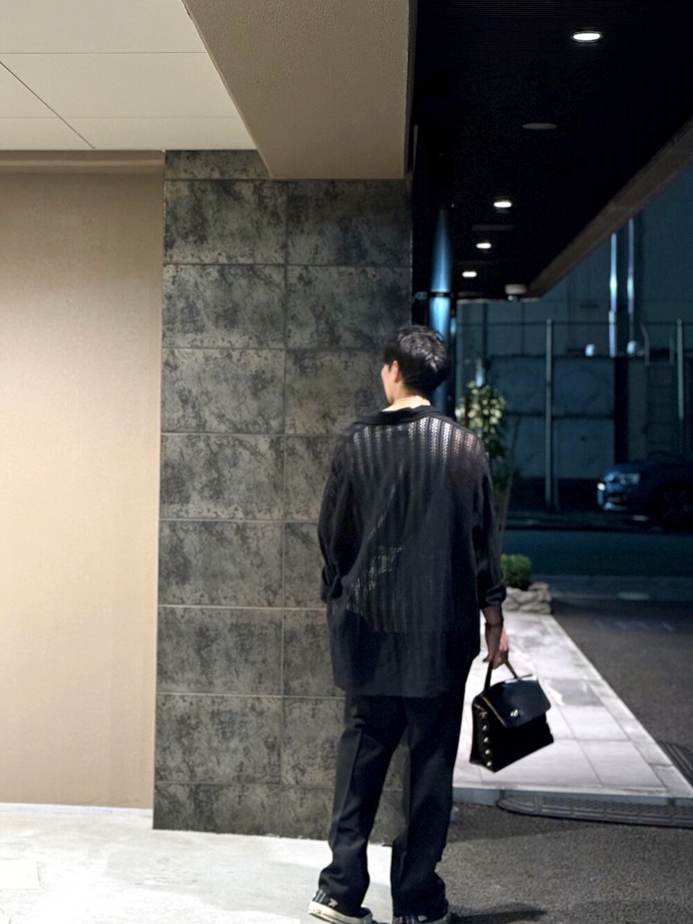 ブラック系のシャツ/ブラウス、ホワイト系のタンクトップ、ブラック系のハンドバッグを着用したメンズの秋コーディネートの2枚目の写真