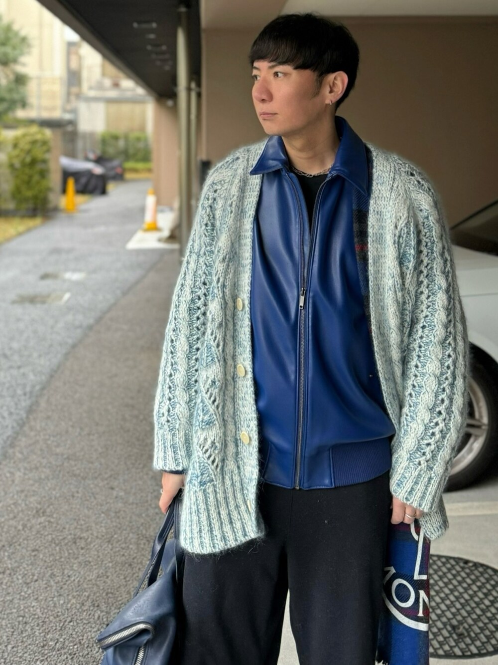 ブルー系のライダースジャケット、ブルー系のカーディガン/ボレロ、ブルー系のその他パンツを着用したメンズの冬コーディネートの3枚目の写真