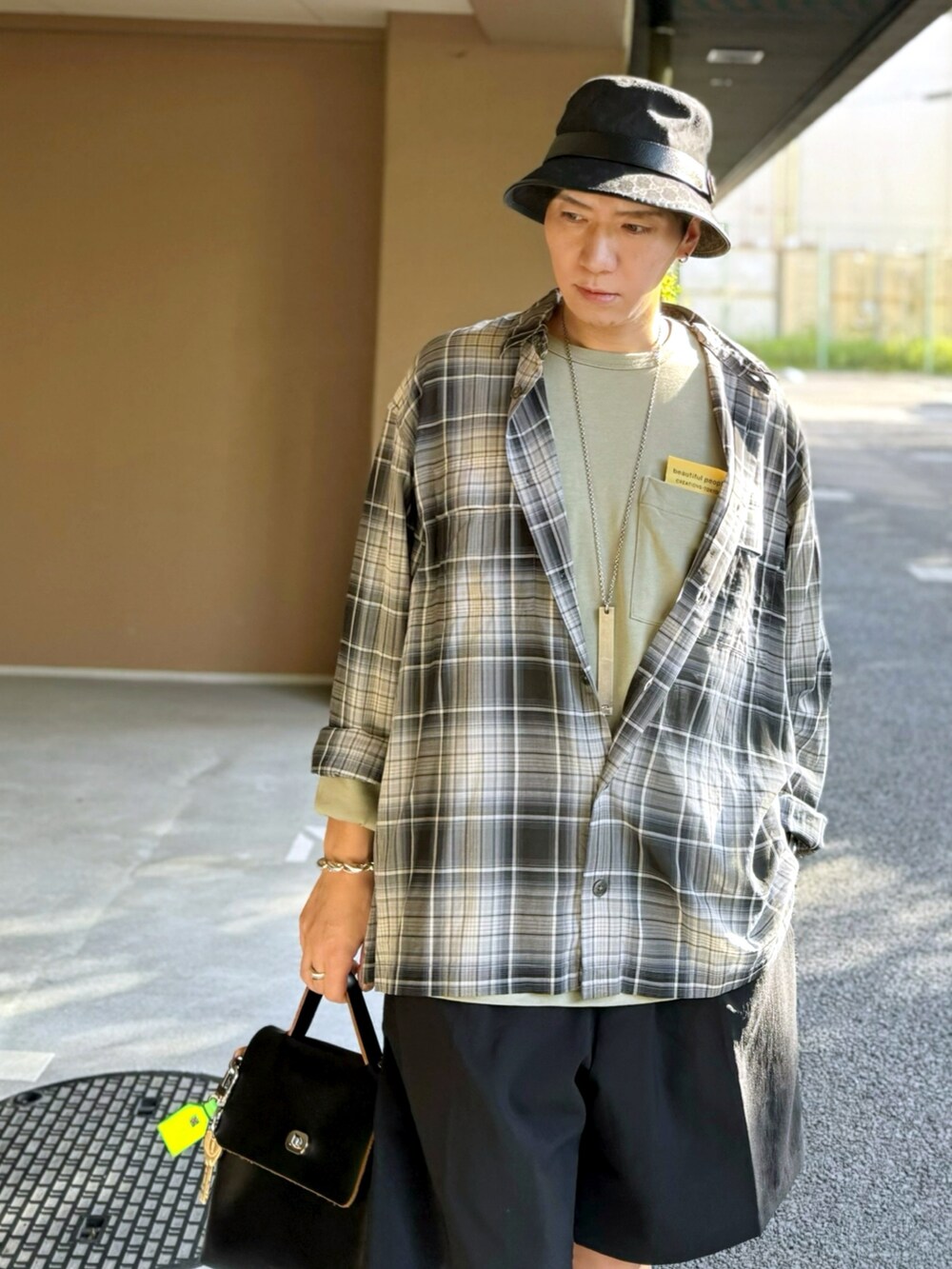 グレー系のシャツ/ブラウス、ブラック系のその他パンツ、ホワイト系のTシャツ/カットソーを着用したメンズの夏コーディネートの3枚目の写真