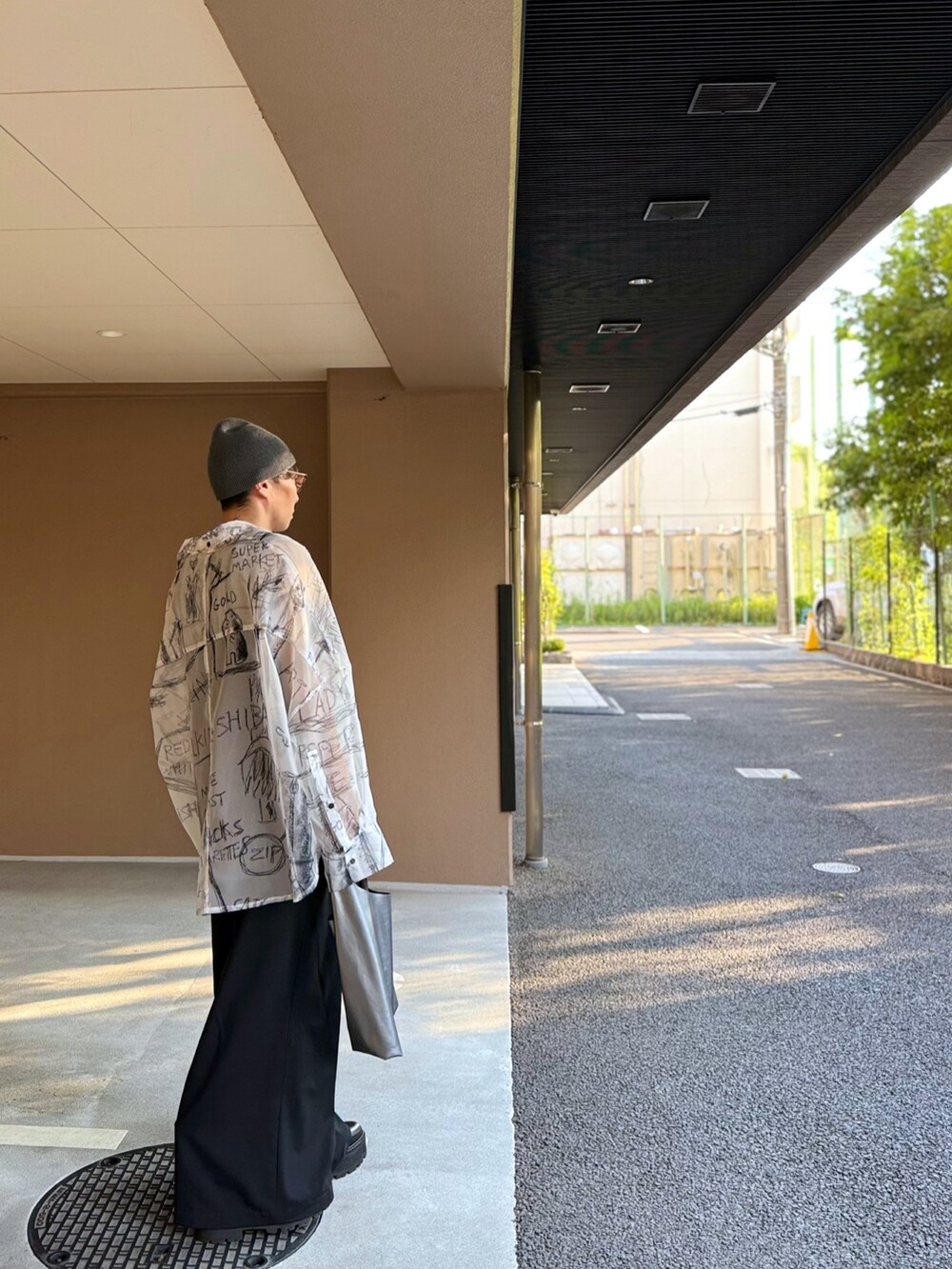 ブラック系のタンクトップ、ブラック系のシャツ/ブラウス、シルバー系のトートバッグを着用したメンズの夏コーディネートの3枚目の写真