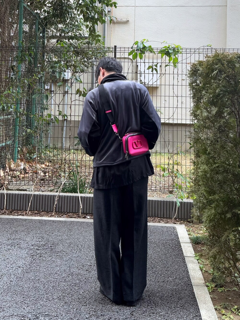 グレー系のブルゾン、ブラック系のシャツ/ブラウス、ピンク系のショルダーバッグを着用したメンズの春コーディネートの2枚目の写真