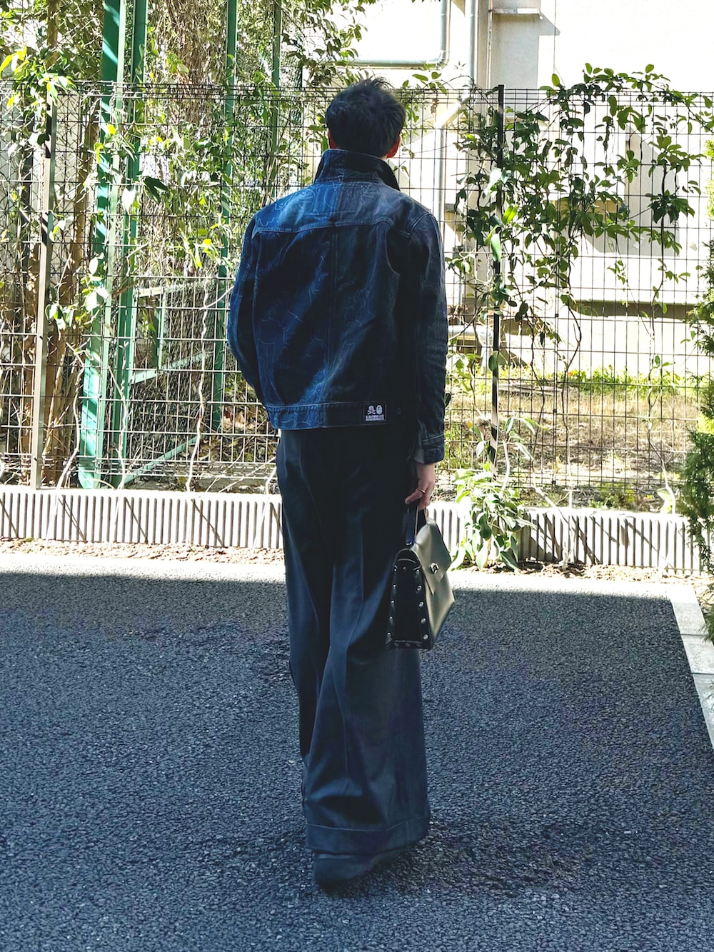 その他のデニムジャケット、ホワイト系のニット/セーター、ブラック系のベストを着用したメンズの冬コーディネートの2枚目の写真