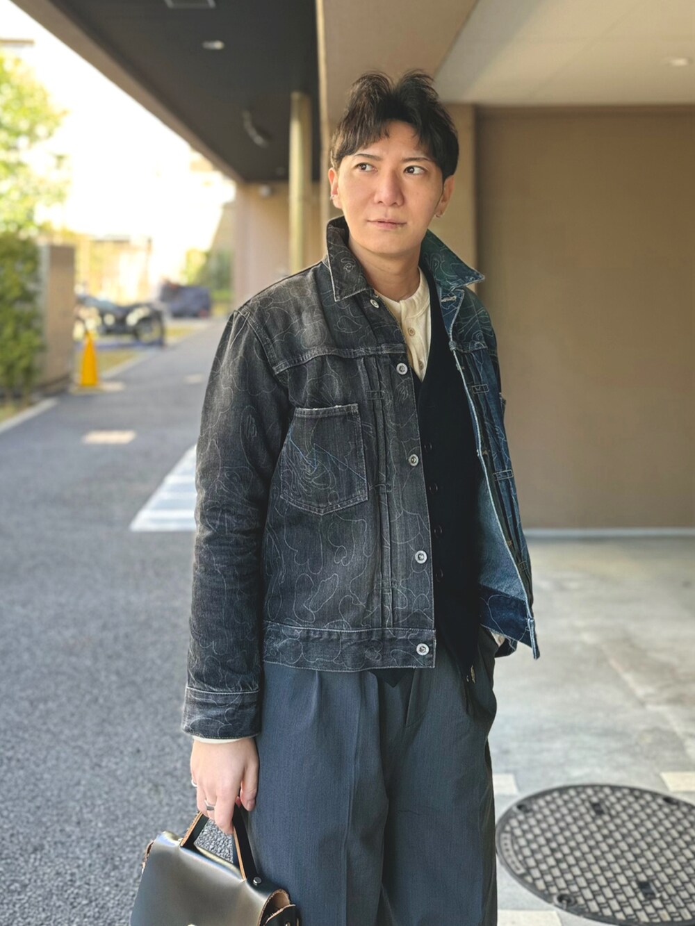 その他のデニムジャケット、ホワイト系のニット/セーター、ブラック系のベストを着用したメンズの冬コーディネートの3枚目の写真