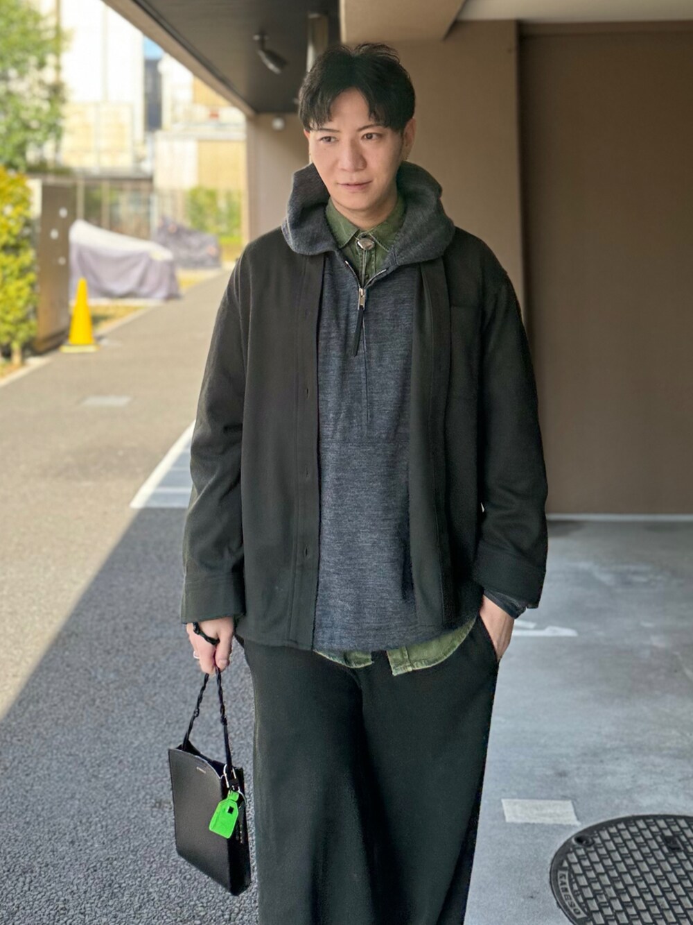 グリーン系のシャツ/ブラウス、グレー系のパーカー、グリーン系のジャケット/アウターを着用したメンズの冬コーディネートの2枚目の写真