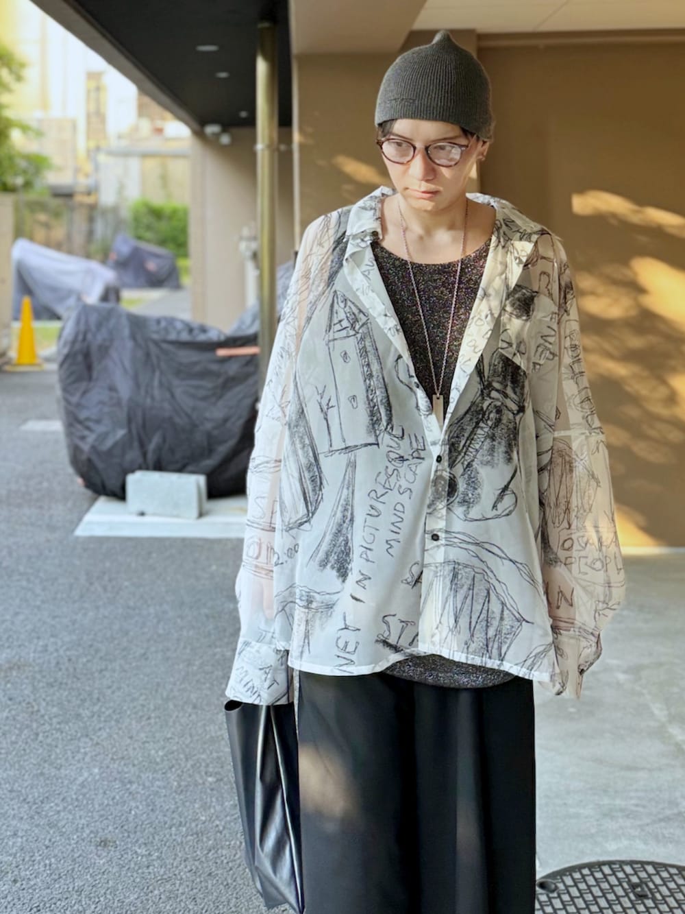 ブラック系のタンクトップ、ブラック系のシャツ/ブラウス、シルバー系のトートバッグを着用したメンズの夏コーディネートの2枚目の写真