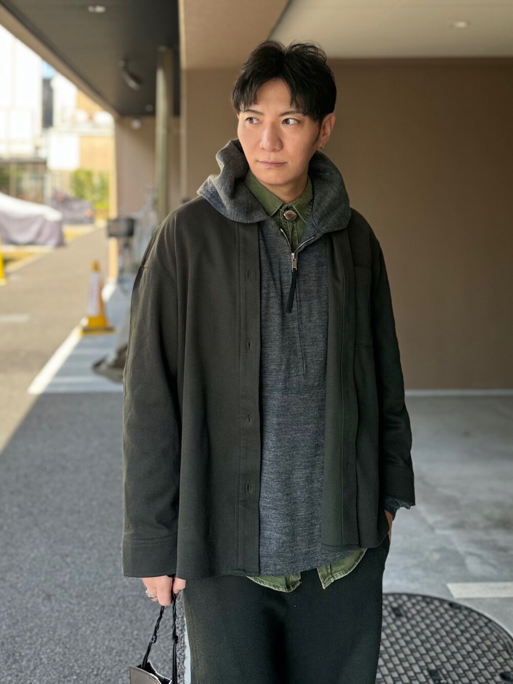 グリーン系のシャツ/ブラウス、グレー系のパーカー、グリーン系のジャケット/アウターを着用したメンズの冬コーディネートの4枚目の写真