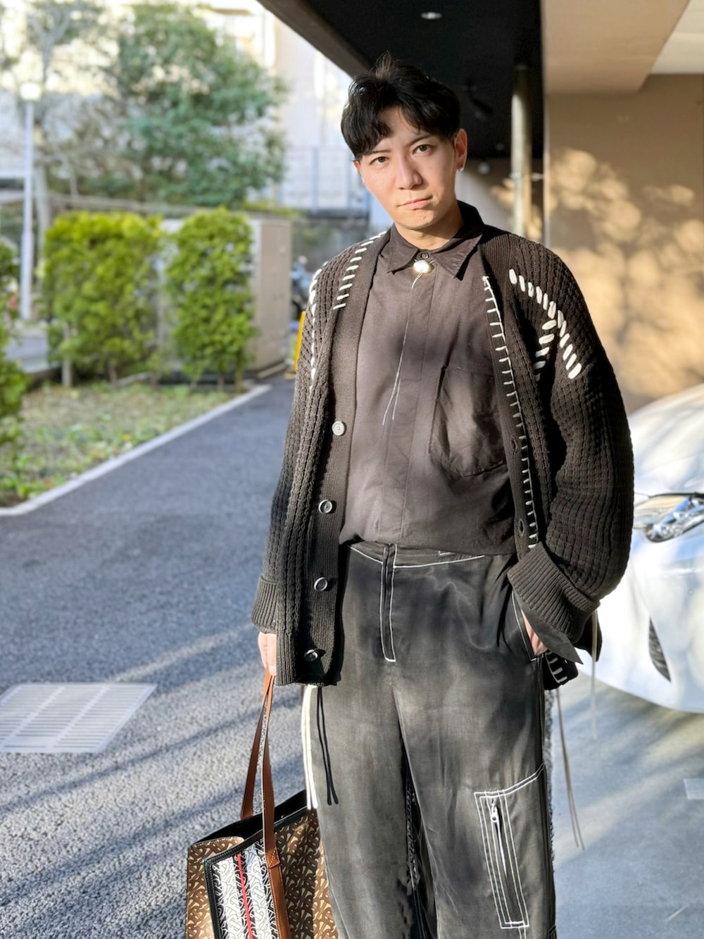 ブラック系のシャツ/ブラウス、ブラック系のカーディガン/ボレロ、ブラック系のその他パンツを着用したメンズの春コーディネートの3枚目の写真