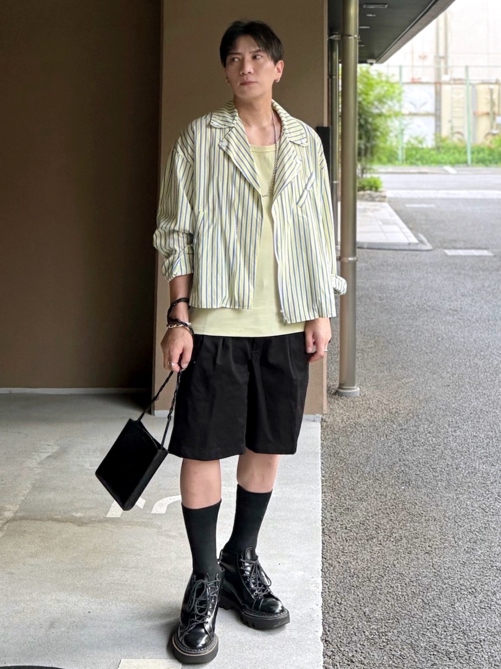 その他のシャツ/ブラウス、イエロー系のタンクトップ、ブラック系のショルダーバッグを着用したメンズの夏コーディネートの2枚目の写真