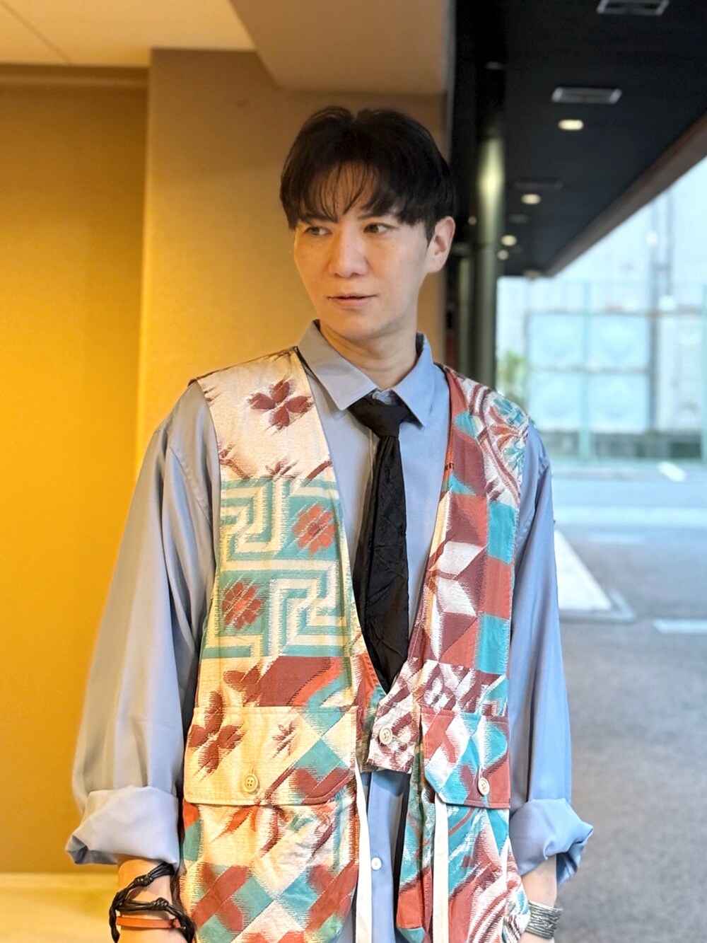 その他のベスト、ブルー系のシャツ/ブラウス、ブラック系のネクタイを着用したメンズの秋コーディネートの2枚目の写真