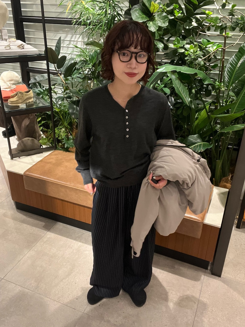 グレー系のニット/セーター、その他のその他パンツ、ブラック系のサンダルを着用したレディースの秋コーディネートの4枚目の写真