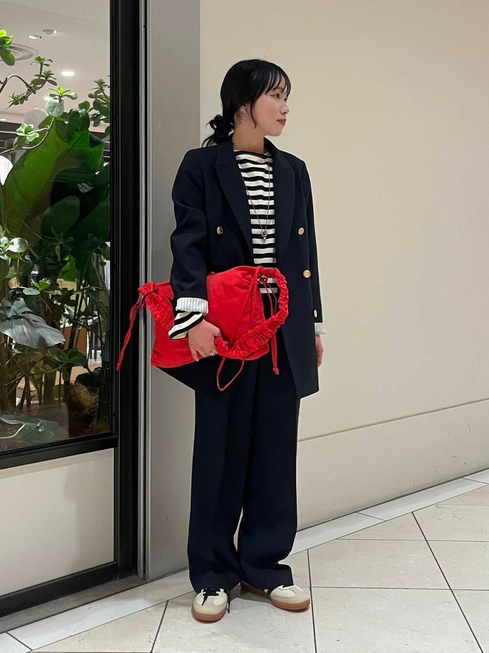 ブルー系のその他パンツ、ブルー系のその他アウター、その他のTシャツ/カットソーを着用したレディースの冬コーディネートの2枚目の写真