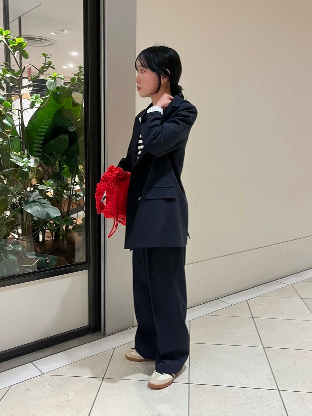 ブルー系のその他パンツ、ブルー系のその他アウター、その他のTシャツ/カットソーを着用したレディースの冬コーディネートの5枚目の写真