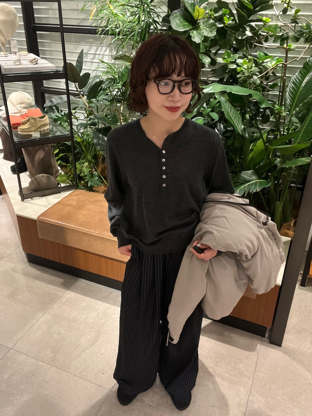 グレー系のニット/セーター、その他のその他パンツ、ブラック系のサンダルを着用したレディースの秋コーディネートの6枚目の写真