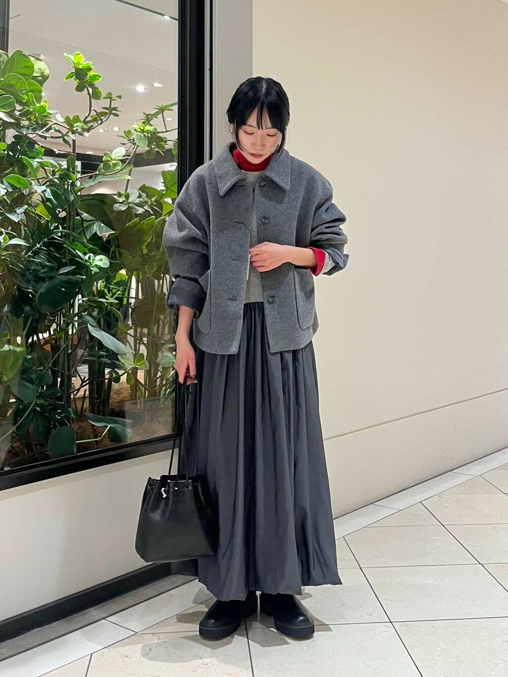 ブラック系のショルダーバッグ、レッド系のTシャツ/カットソー、ブラック系のブーツを着用したレディースの秋コーディネートの2枚目の写真