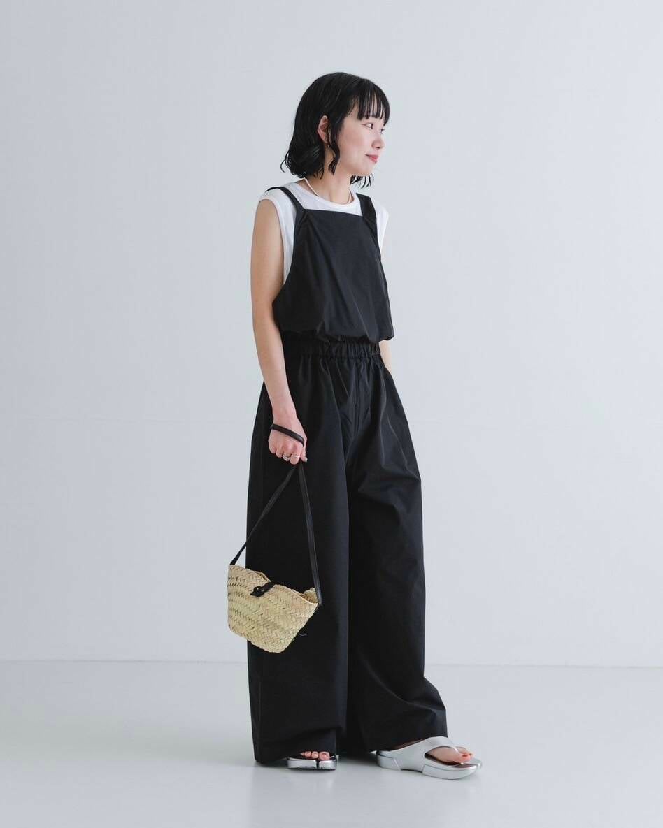 ホワイト系のTシャツ/カットソー、シルバー系のサンダル、ブラック系の水着を着用したレディースの夏コーディネートの2枚目の写真