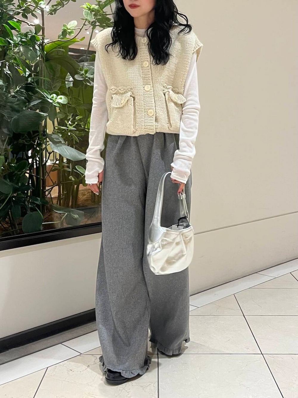 ホワイト系のTシャツ/カットソー、グレー系のその他パンツ、ホワイト系のベストを着用したレディースの秋コーディネートの3枚目の写真