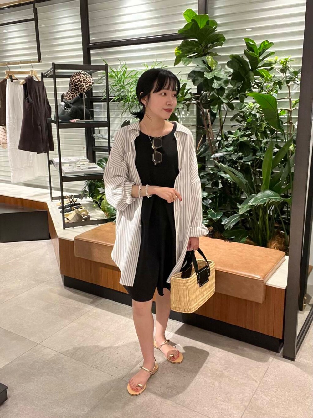 ブラック系のかごバッグ、ブラック系のシャツ/ブラウス、ゴールド系のサンダルを着用したレディースの夏コーディネートの5枚目の写真