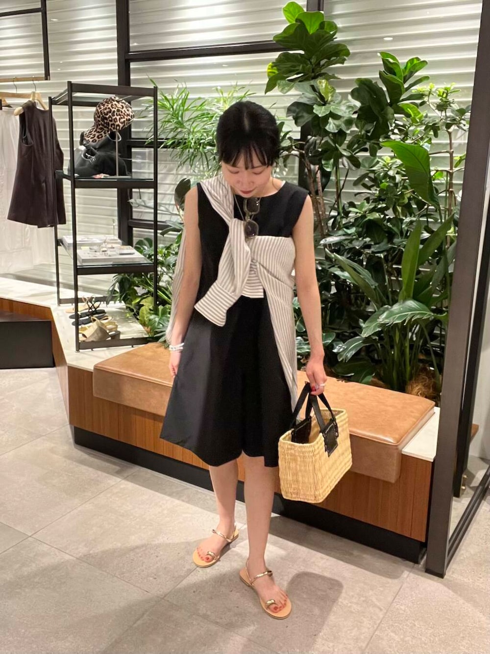 ブラック系のかごバッグ、ブラック系のシャツ/ブラウス、ゴールド系のサンダルを着用したレディースの夏コーディネートの4枚目の写真
