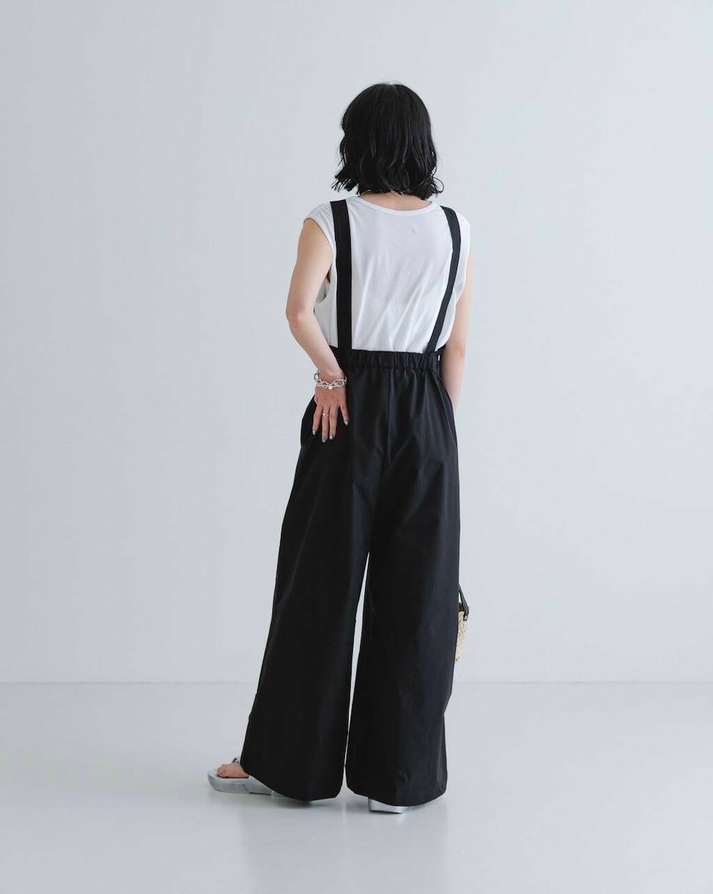 ホワイト系のTシャツ/カットソー、シルバー系のサンダル、ブラック系の水着を着用したレディースの夏コーディネートの3枚目の写真