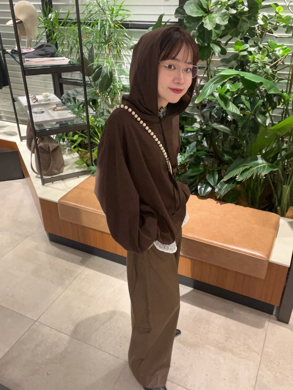 ブラウン系のパーカー、ホワイト系のTシャツ/カットソー、ブラウン系のその他パンツを着用したレディースの秋コーディネートの4枚目の写真