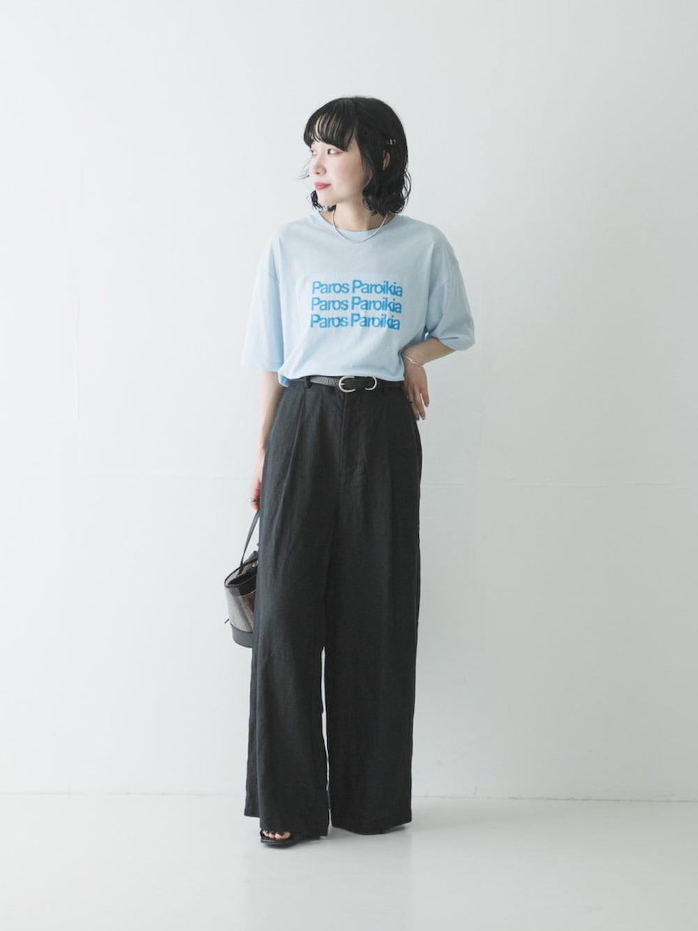 ブルー系のTシャツ/カットソー、ブラック系のかごバッグ、ブラック系のその他パンツを着用したレディースの春コーディネートの4枚目の写真